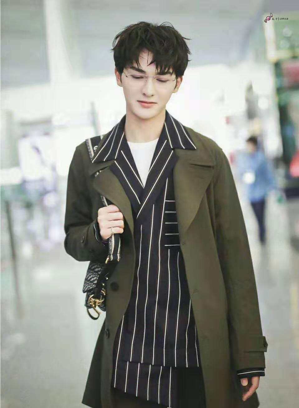 朱正廷机场现身,戴眼镜显书生气,衣品获网友点赞!