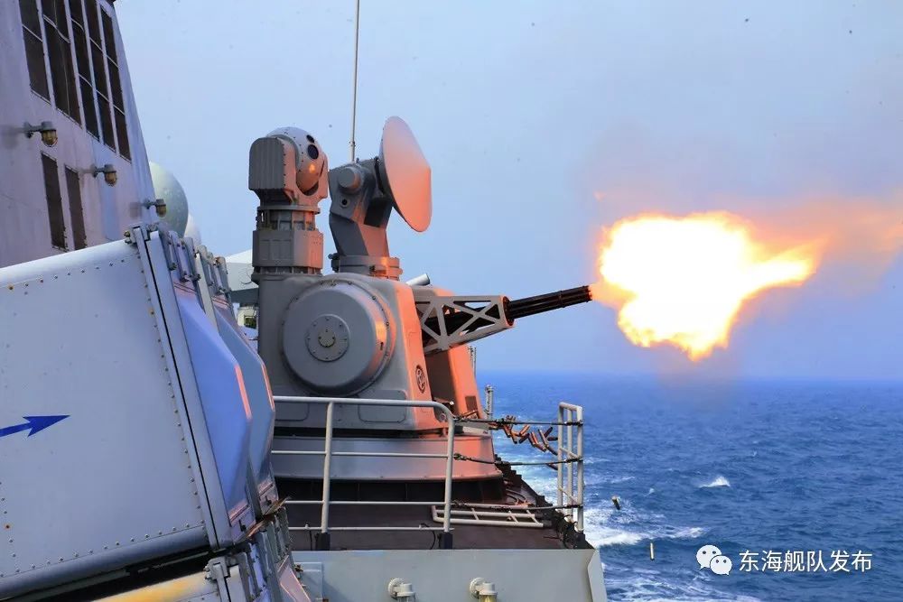 副炮白天对空应用射击▲观察瞭望航行期间,编队还开展了海上轻武器