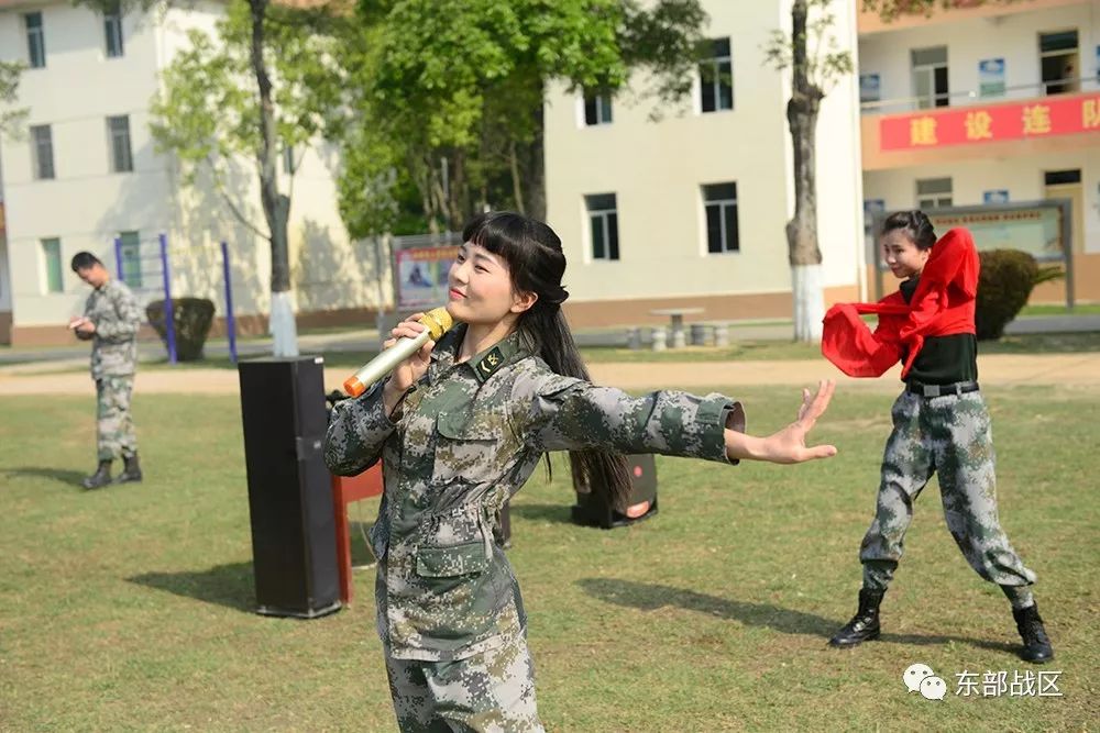 能歌善舞的女兵带来的歌伴舞.