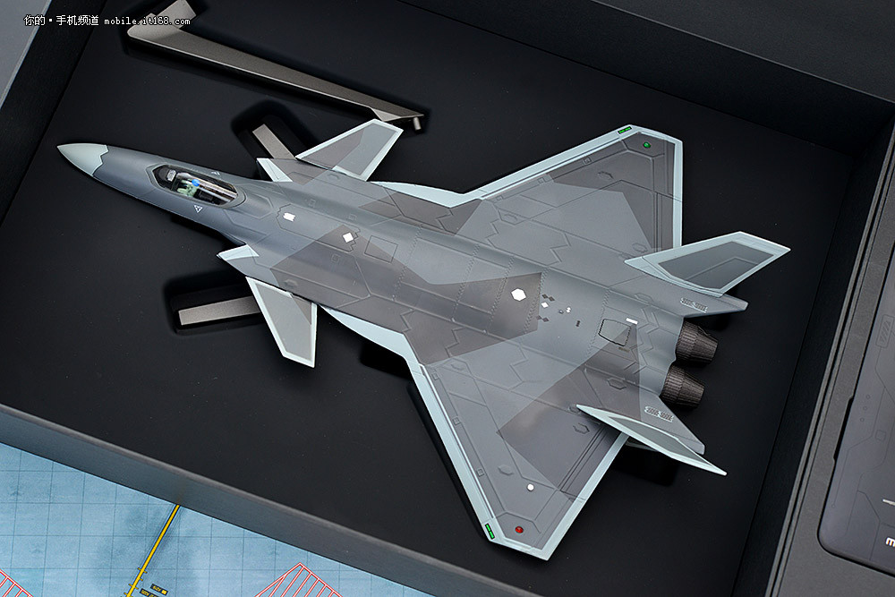 魅蓝e3歼20定制典藏版开箱:真正的国民ip