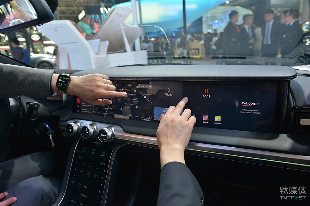 哈曼基于英特尔计算平台展示新一代"智能驾驶舱"