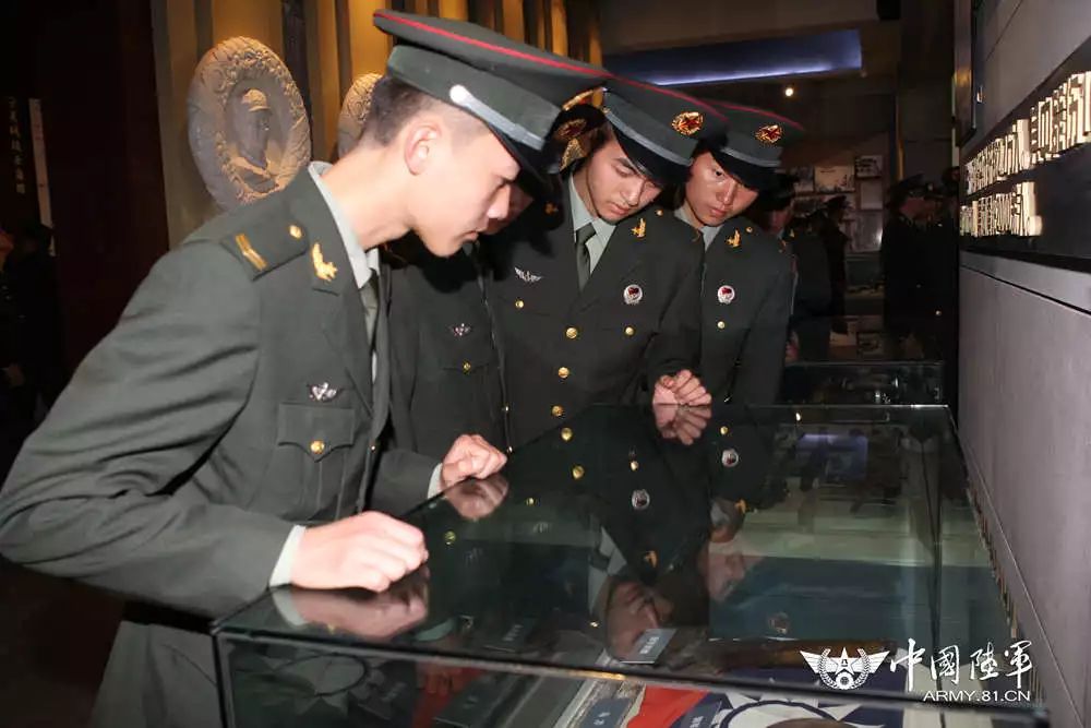 西部战区陆军参谋部走出课堂搞教育红色基因入血脉