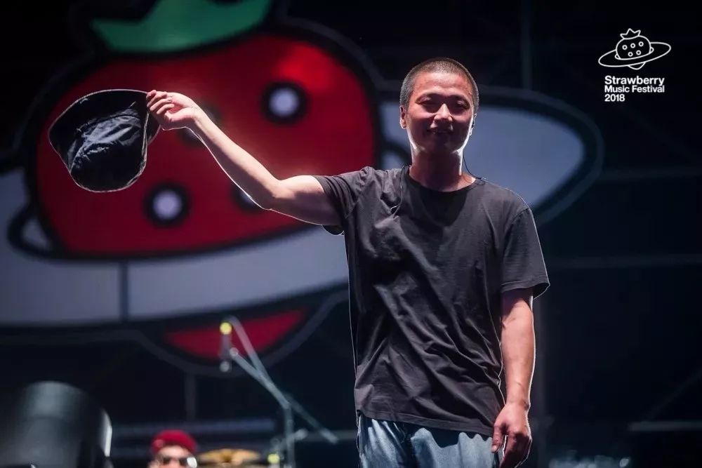 依旧是让人着迷的x哥脱下帽子的李志都比不上新裤子句:你要和我一起