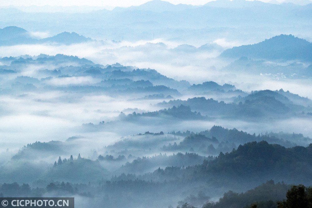 道教圣地齐云山现朝霞映平流雾美景