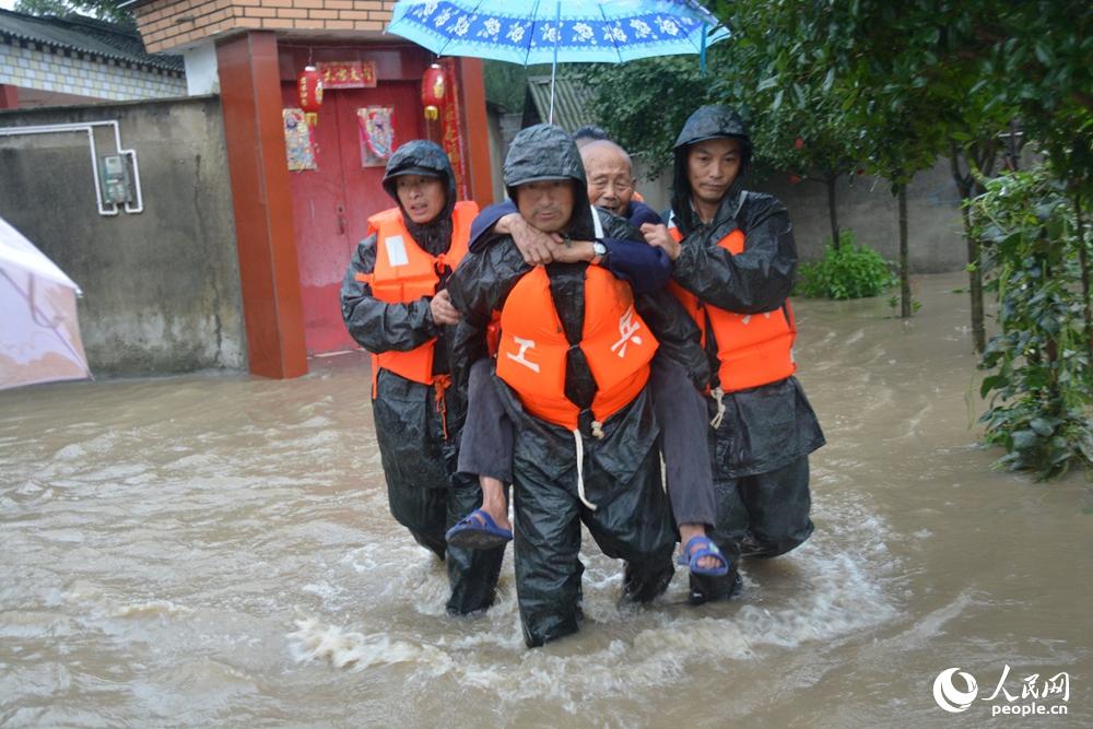 抗洪抢险彭州民兵在行动