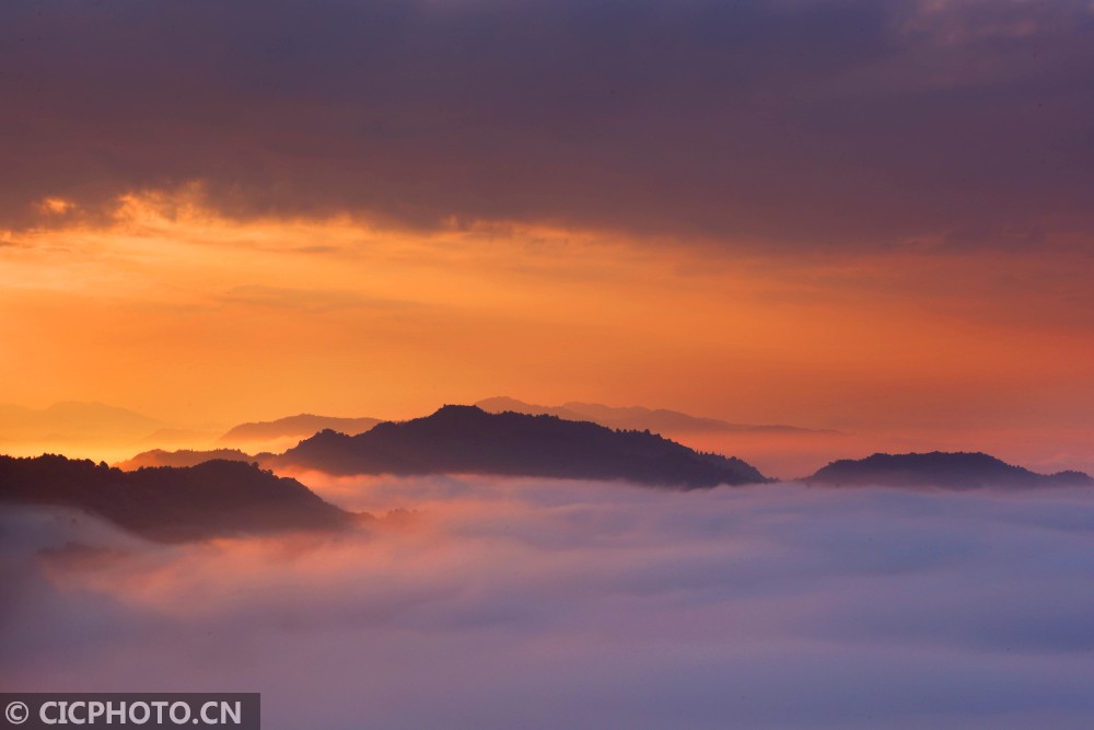 雨后齐云山现朝霞云海