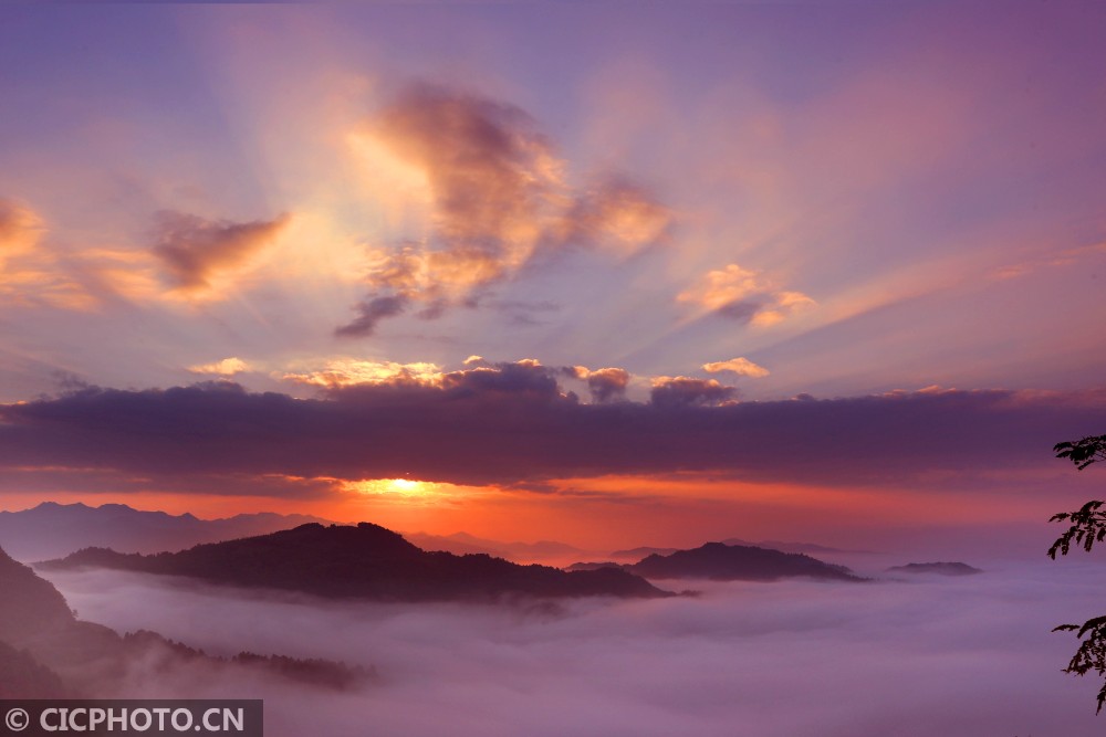 雨后齐云山现朝霞云海
