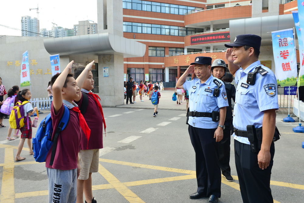 【组图】57岁"参谋长"的"护学岗"|安防|参谋长|护校队_新浪网