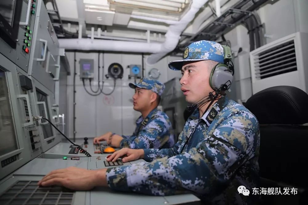 声纳班长胡兵兵坐在他的边上捕捉那一缕"与众不同"他的职责就是在万千