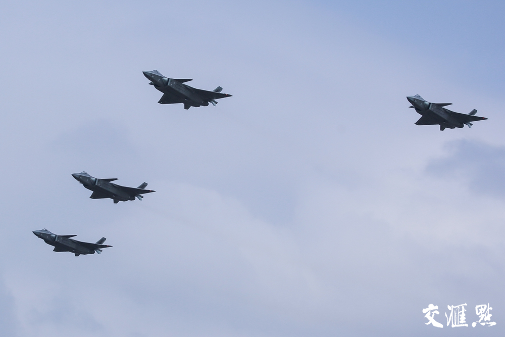 空军节献礼首次四机编队开弹仓这样的歼20燃爆了