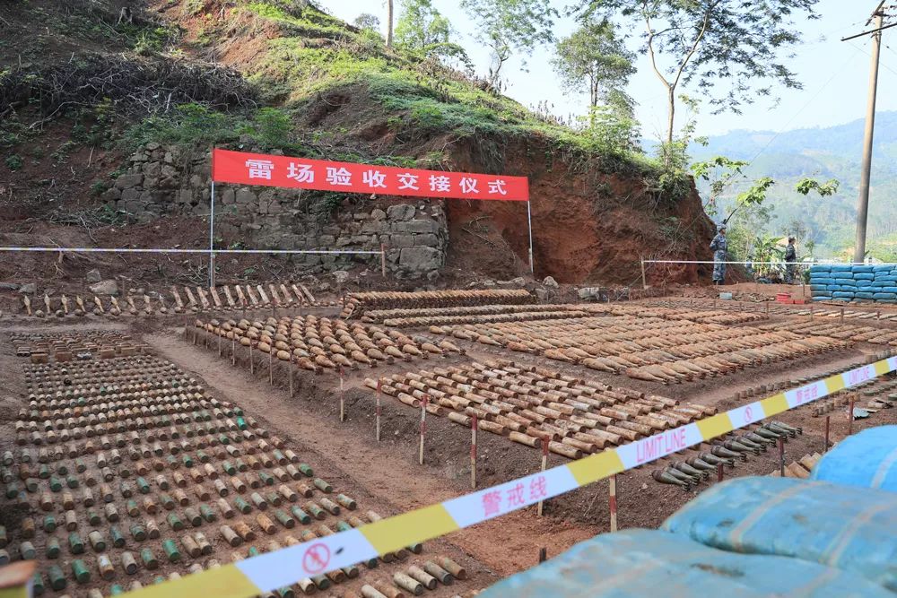 扫雷四队官兵在天保口岸四号洞雷场排除的部分地雷和爆炸物。黄巧 摄