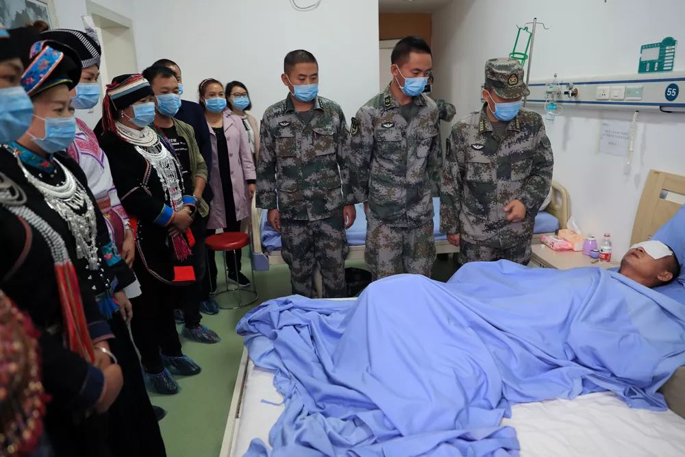 得知杜富国受伤的消息，当地群众自发赶到医院探望。黄巧 摄