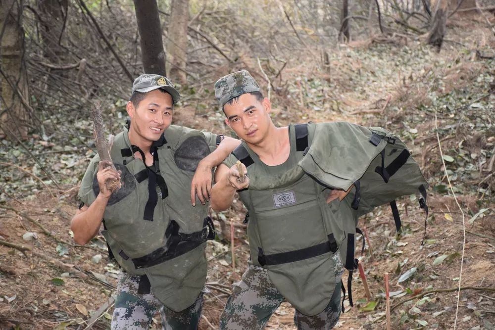 杜富国和战友许孟在马嘿雷场扫雷期间休息时合影。杨萌 摄