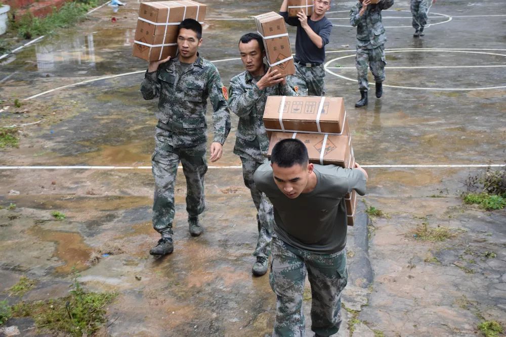 杜富国和战友们一起搬运扫雷爆破筒。杨萌 摄