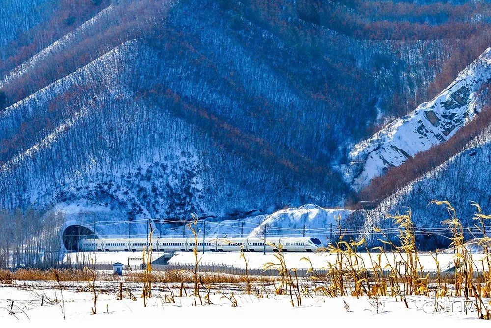 女摄影师拍铁路5年,记录零下40度运行的高寒高铁罕见美景