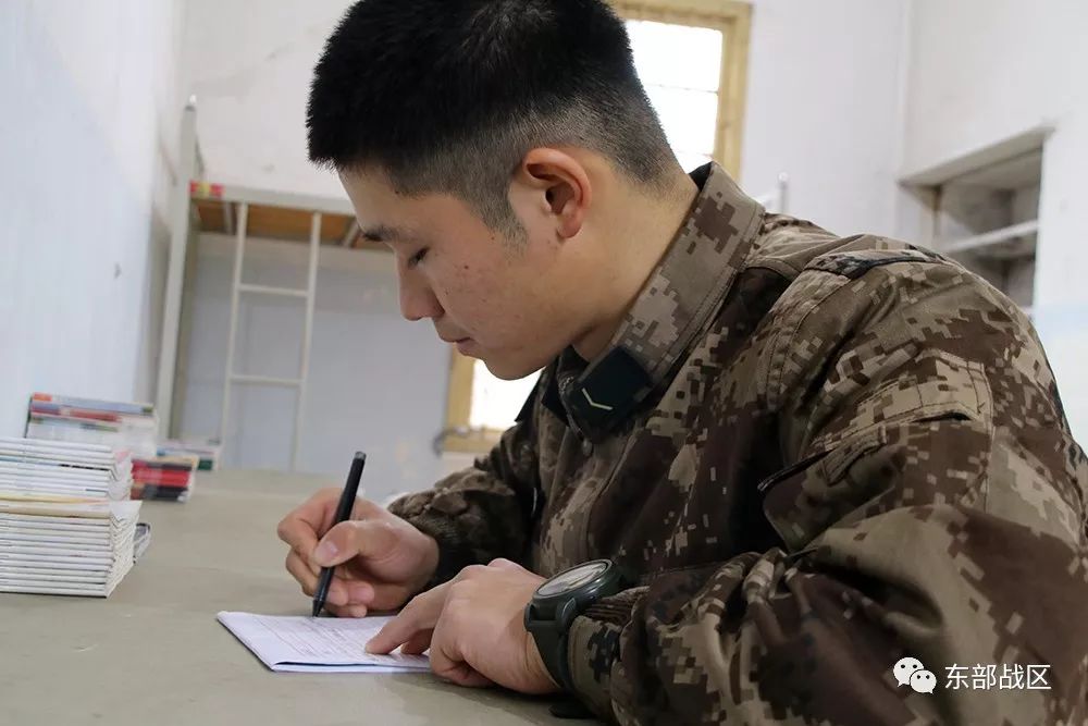 跨越千里下士弟弟向新兵哥哥寄来授衔祝贺