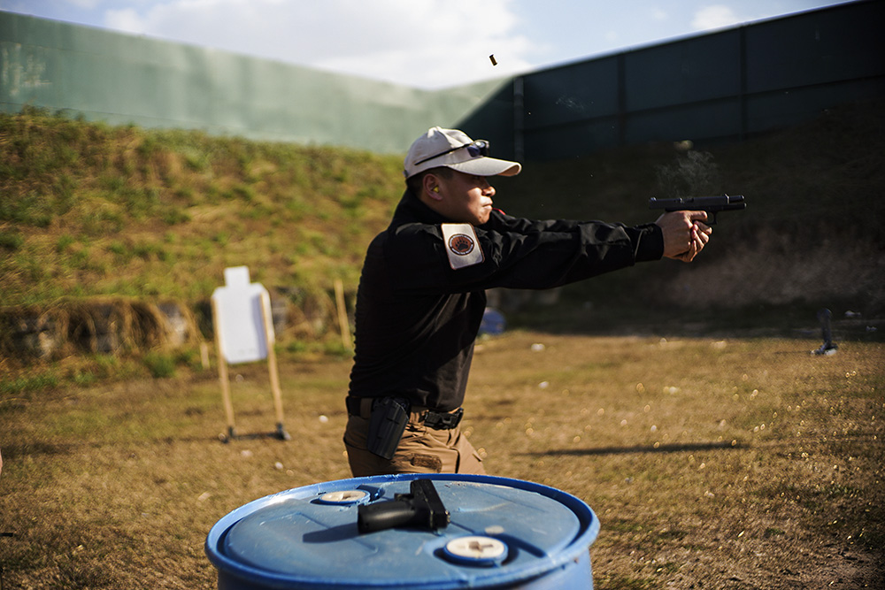 12月24日,退伍老兵雅龙用时0.75秒完成实弹射击,而陈永青可以在0.