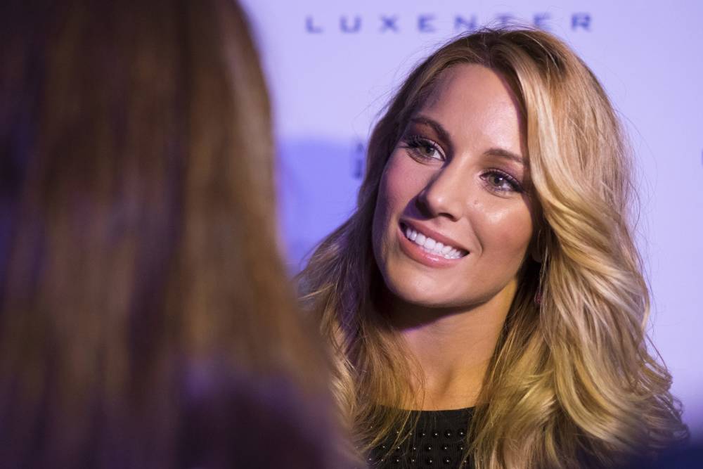 花色足球:德赫亚女友气质裙装