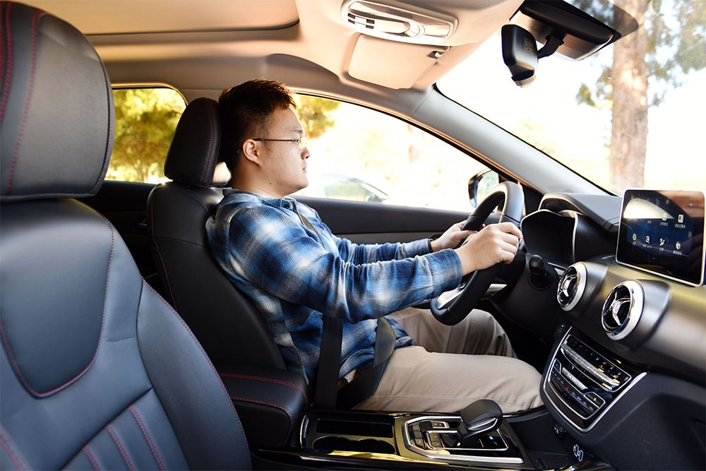 前排是我调好的坐姿,我坐在后排腿部空间在两拳左右,表现不错.