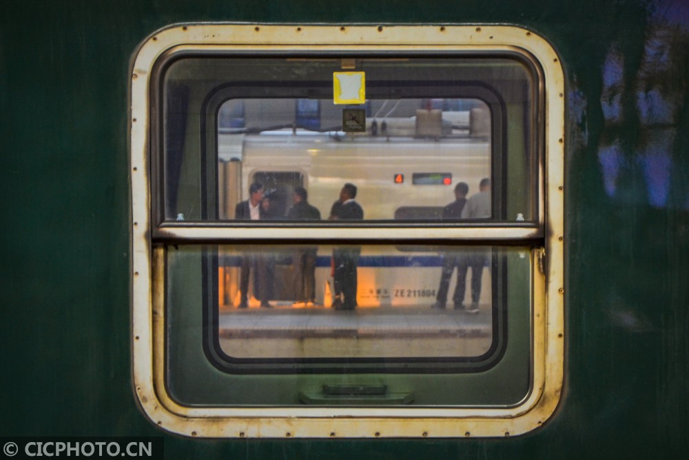 一窗一世界:春运列车车窗里的归乡人