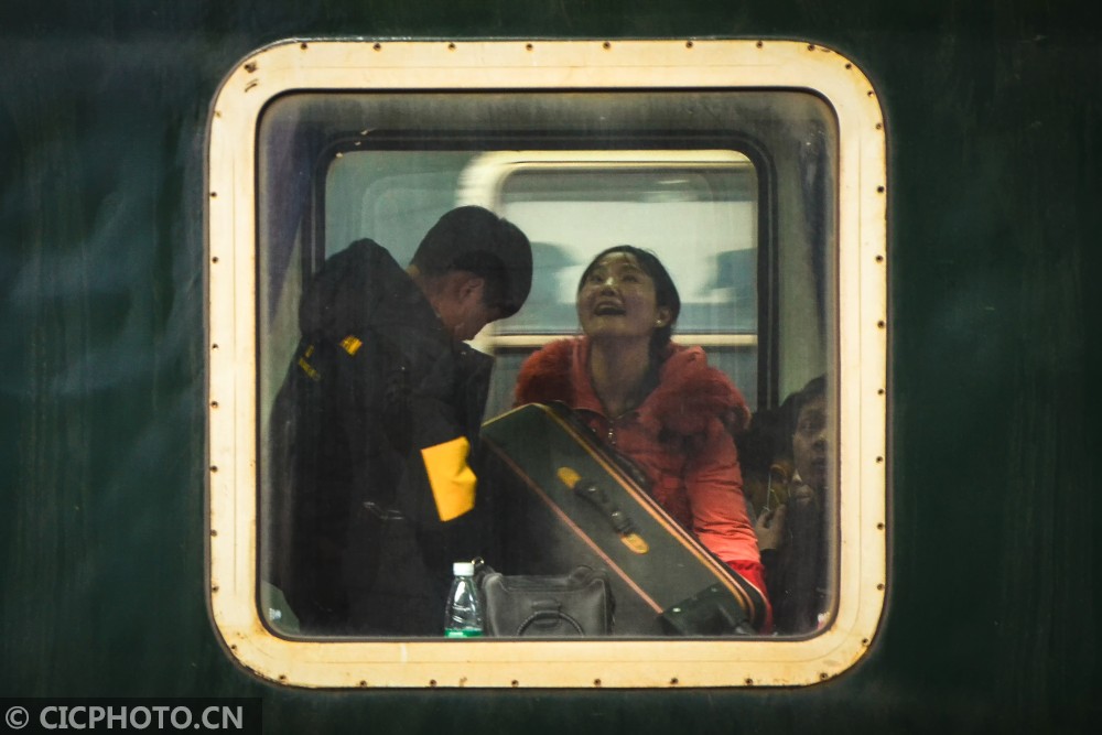 一窗一世界:春运列车车窗里的归乡人