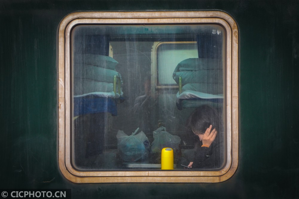 一窗一世界:春运列车车窗里的归乡人