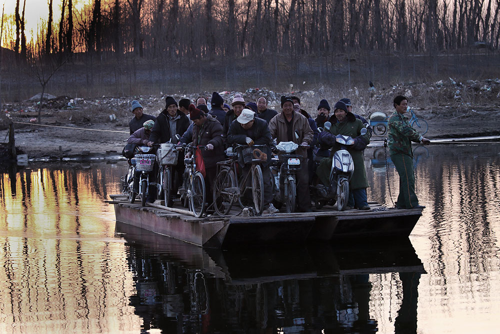 2011年3月27日,河北廊坊,下班的农民工.