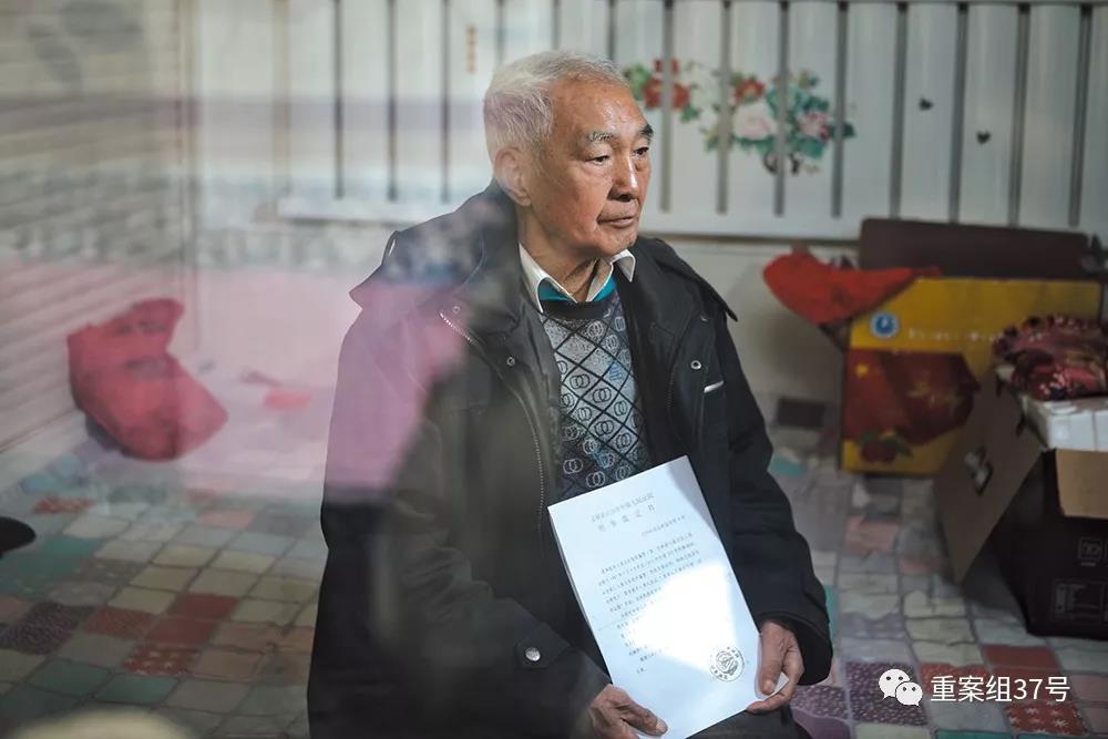 　2019年2月23日，唐山，黄志发在暂住处，手中拿着判决材料。新京报记者 王嘉宁 摄
