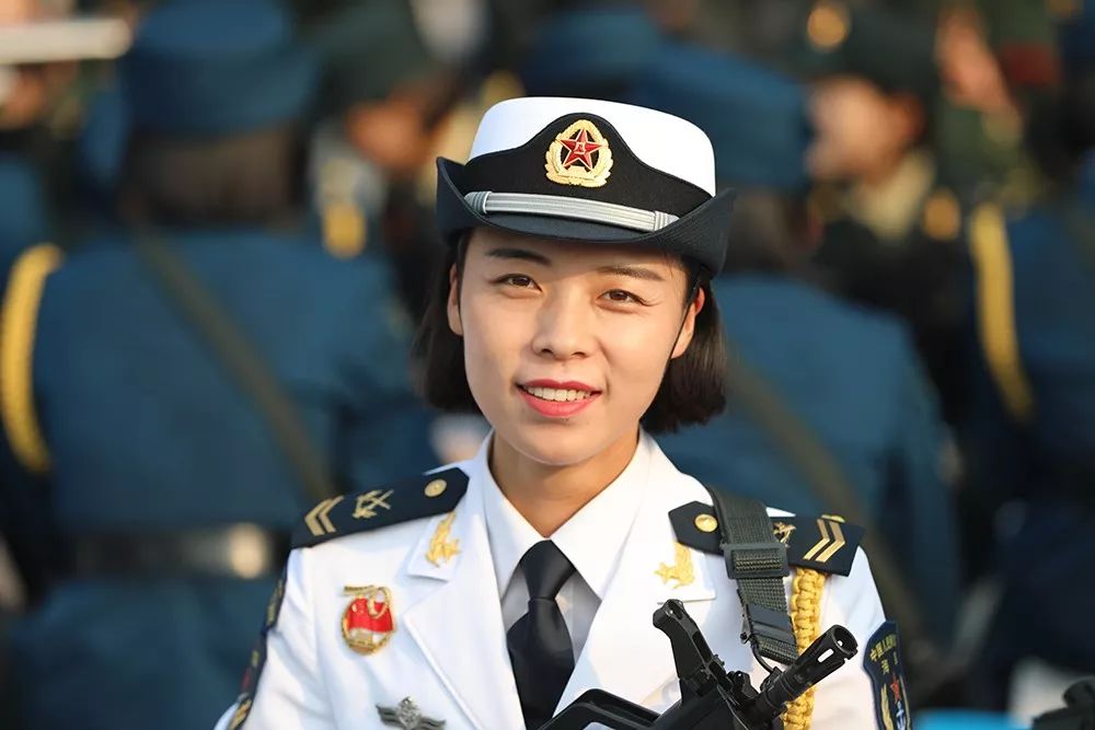 请祖国检阅女兵朱亚荣开得了导弹发射车上得了阅兵场