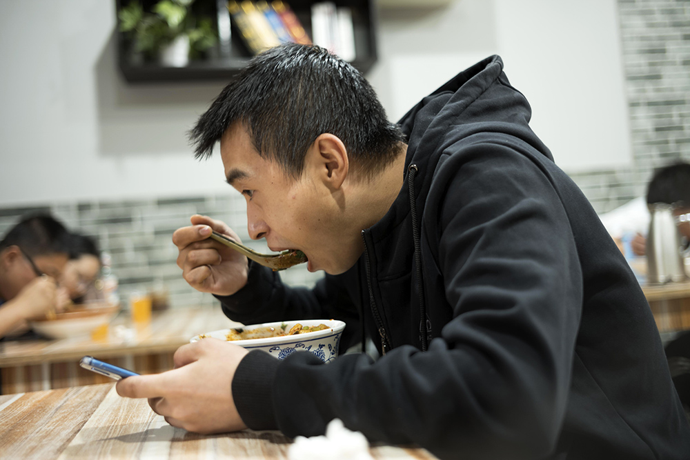 北京外卖:北漂的外卖三兄弟对望京门儿清 只去玩过一次北京 2019年9月12日,甘肃天水,回到天水的第一件事儿,杨成找了一家地道的西北面馆点了一碗“麻食”,“一回家,吃上一碗面,就算到家了”。