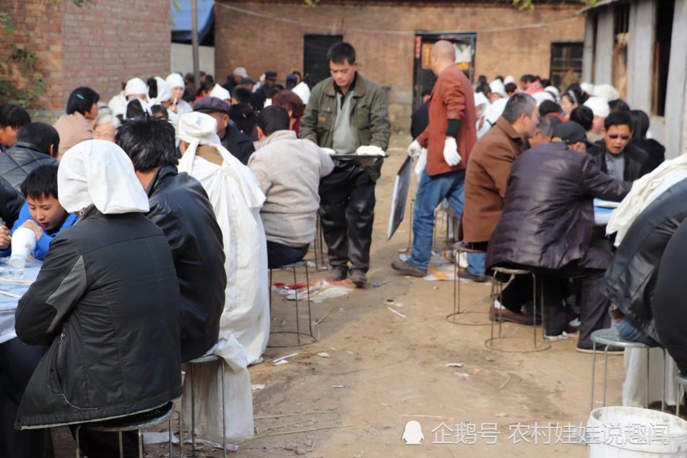 农村白事怪象频出,农民头疼又无奈,老农:荒唐!静静地走不好吗