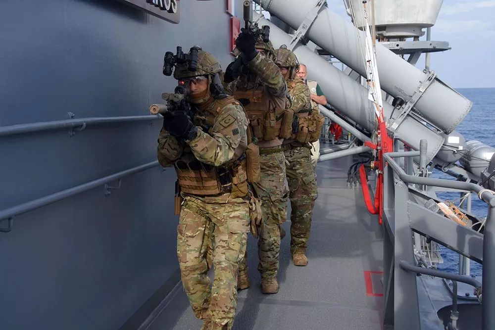 土耳其海军特种部队索降"可疑船只"武器装备先进 阵势酷似美军|海军|