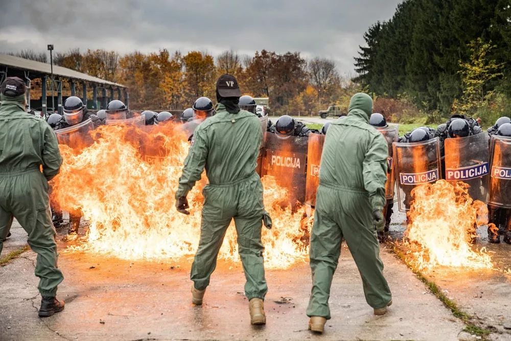 烈火中的恐怖考验:斯洛文尼亚防暴警察训练 必须面对的燃烧瓶