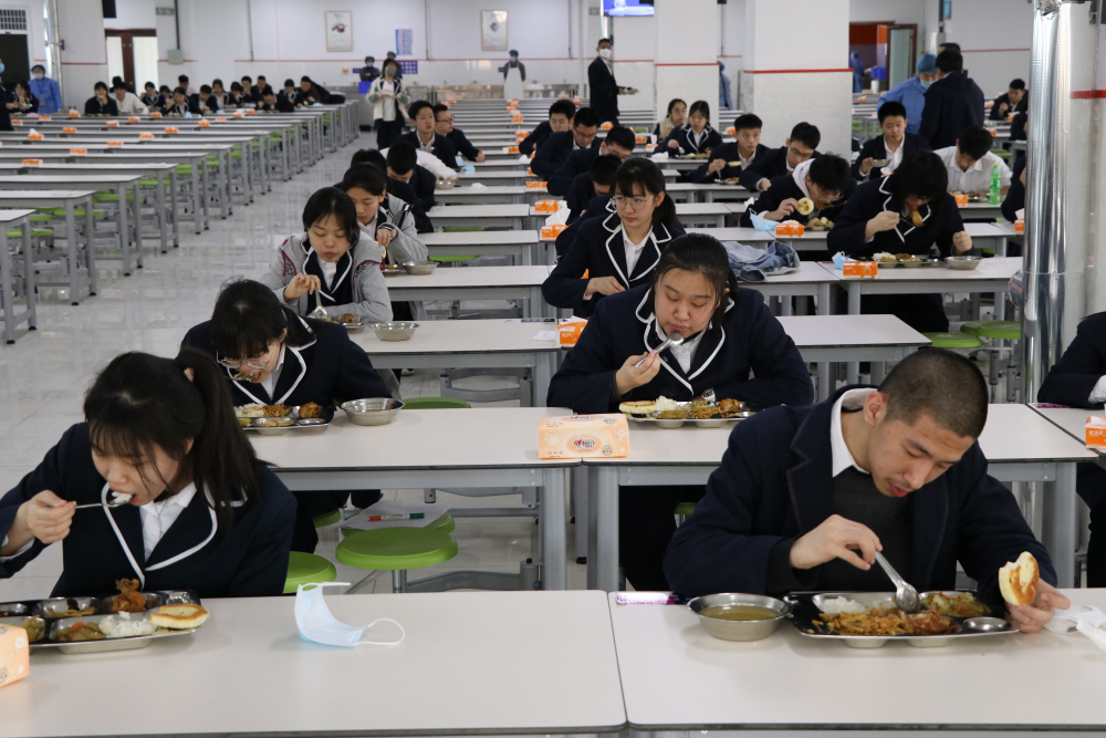 济南市历城二中的学生正进入食堂进行实战演练.