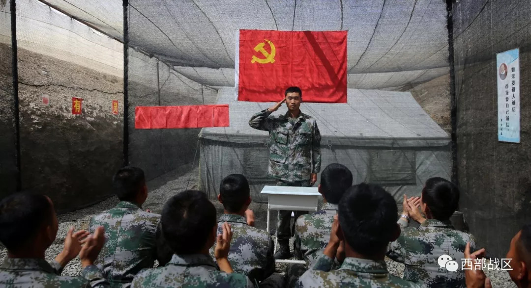 这位兵哥哥竟然拿了两个"退伍证"