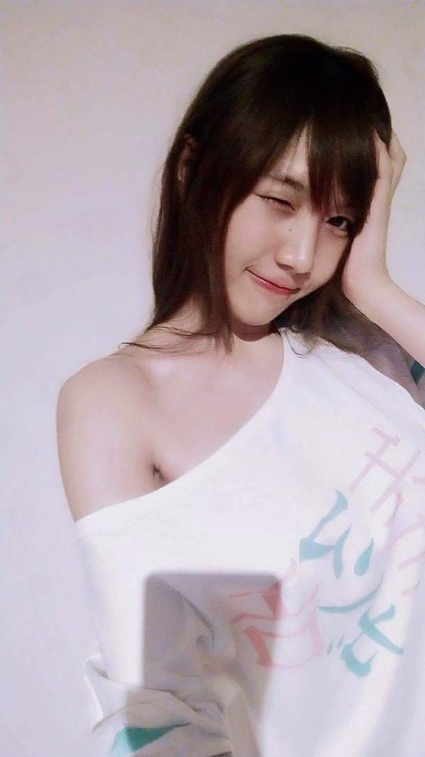 泰国网红"棒糖妹"最新福利美照 傲人欧派堪比篮球