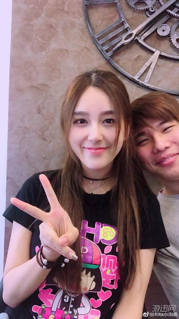 rita这次晒出的照片中竟然有一位网友们从未见过的男性朋友出现