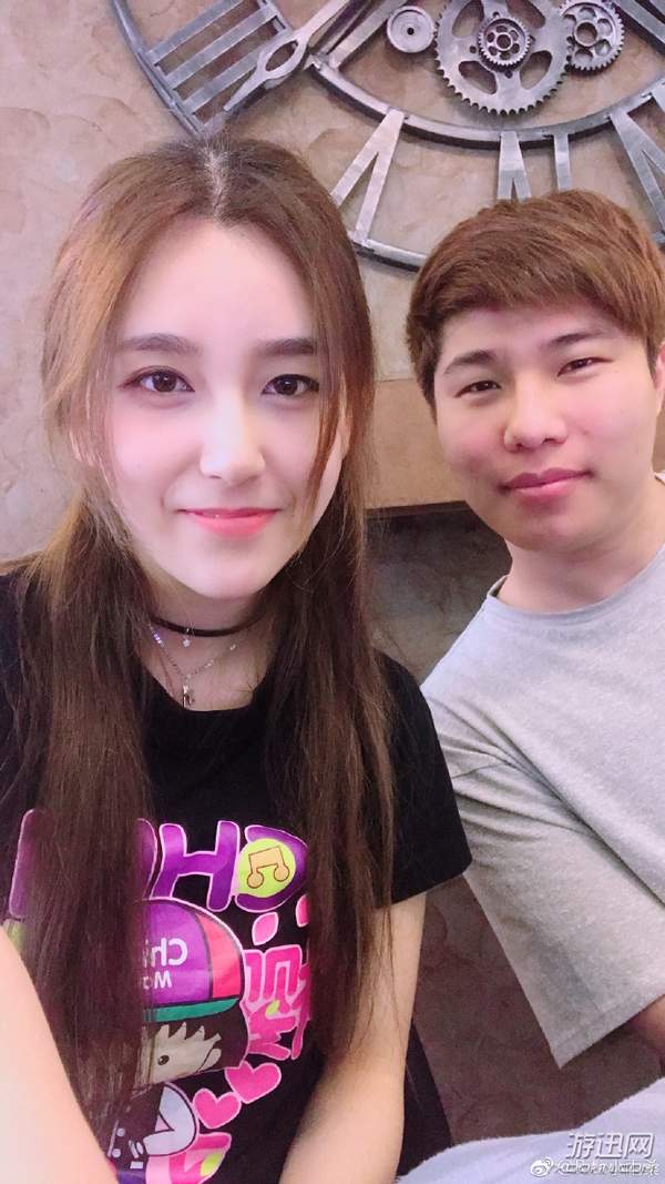 rita这次晒出的照片中竟然有一位网友们从未见过的男性朋友出现