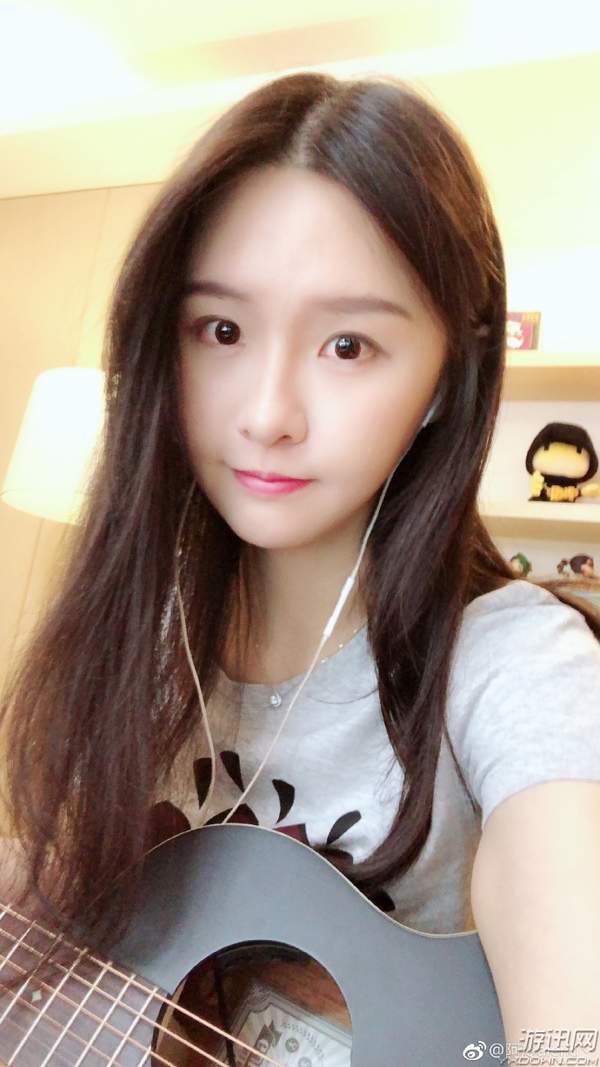 女主播阿冷晒录歌现场照 气质高冷引男搭档眼神偷瞄