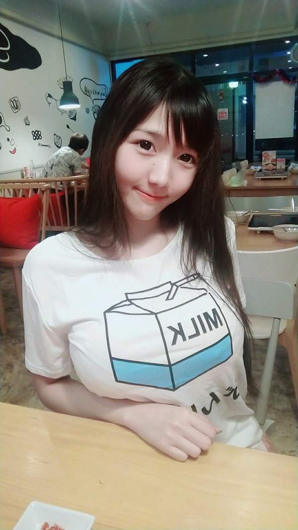 泰国网红棒糖妹最新福利美照身材火辣愈发胸狠