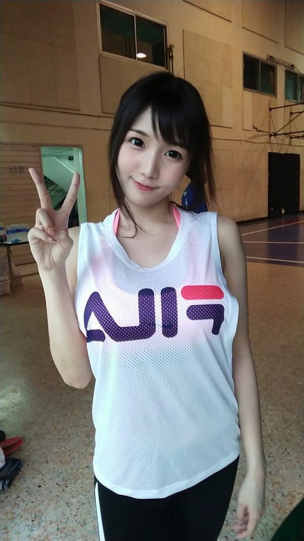 泰国网红棒糖妹最新福利美照身材火辣愈发胸狠