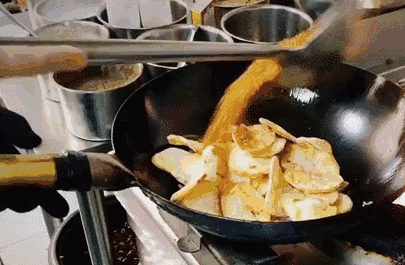 有滋有味的土豆片一定要趁热吃才有口感倒在牛皮纸上那叫一个有食欲临