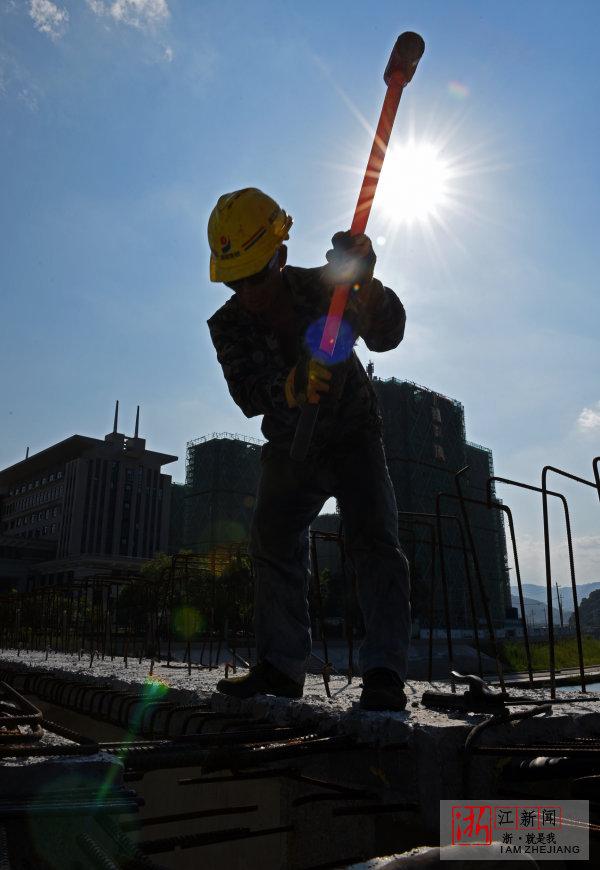 文成造桥工人挥汗如雨