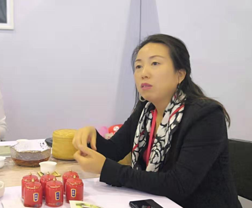 (土家族的冉琳在向客户介绍她的"野茶"理念)她说