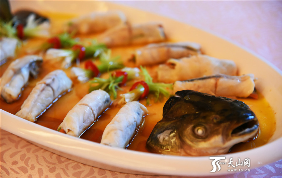 布尔津县鱼王争霸赛上的"全鱼宴"