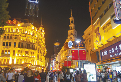 　　“十一”假期期间，上海南京路步行街灯火通明。