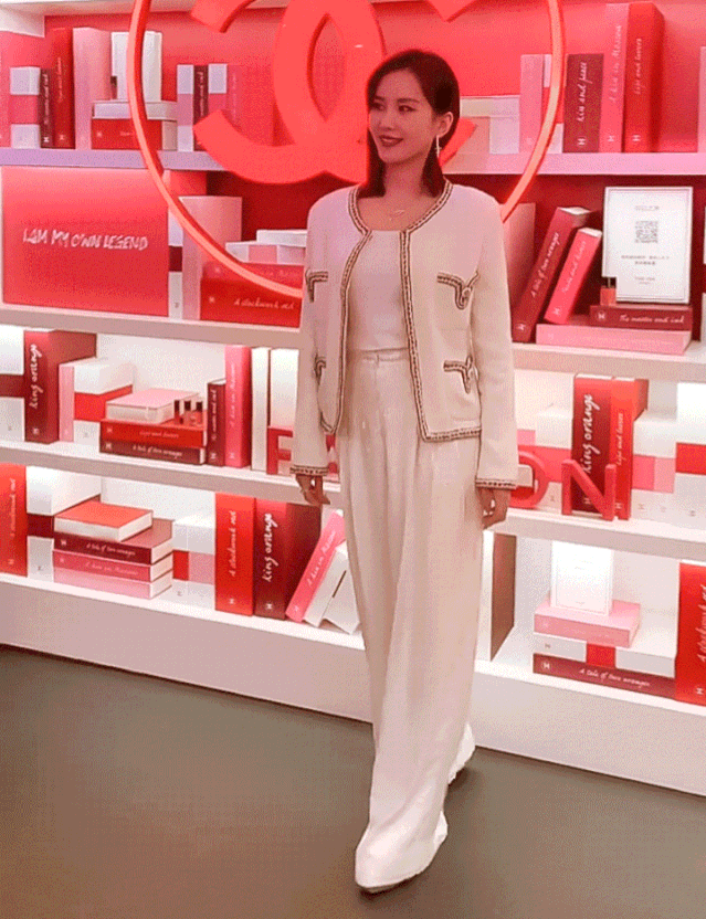 吴奇隆夫人刘诗诗产后状态极佳 高清生图下美貌不打折