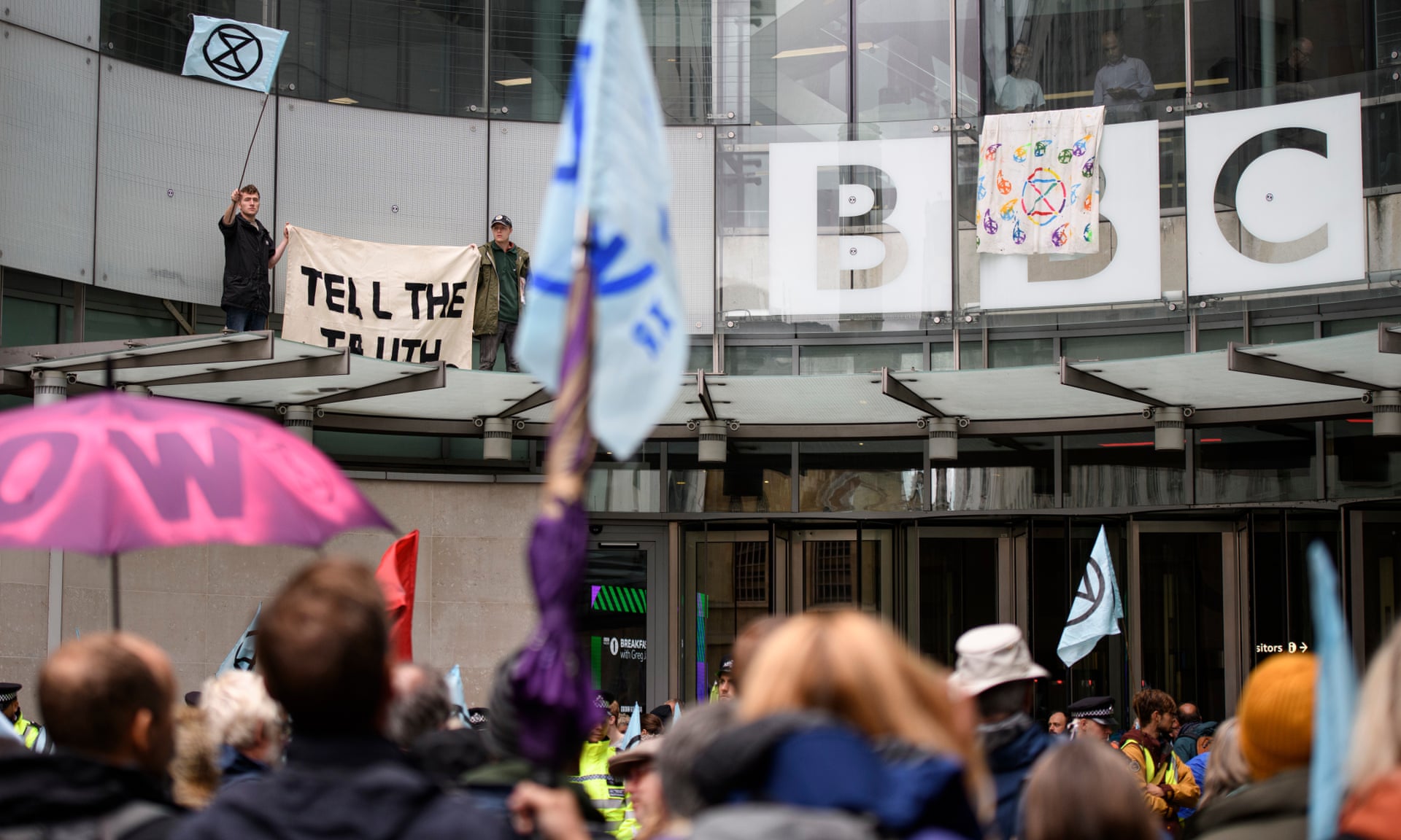  抗议者聚集在BBC大楼门外（图源：《卫报》）