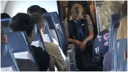 乘客拍摄下马奇喝醉后举动 图源：福克斯新闻网