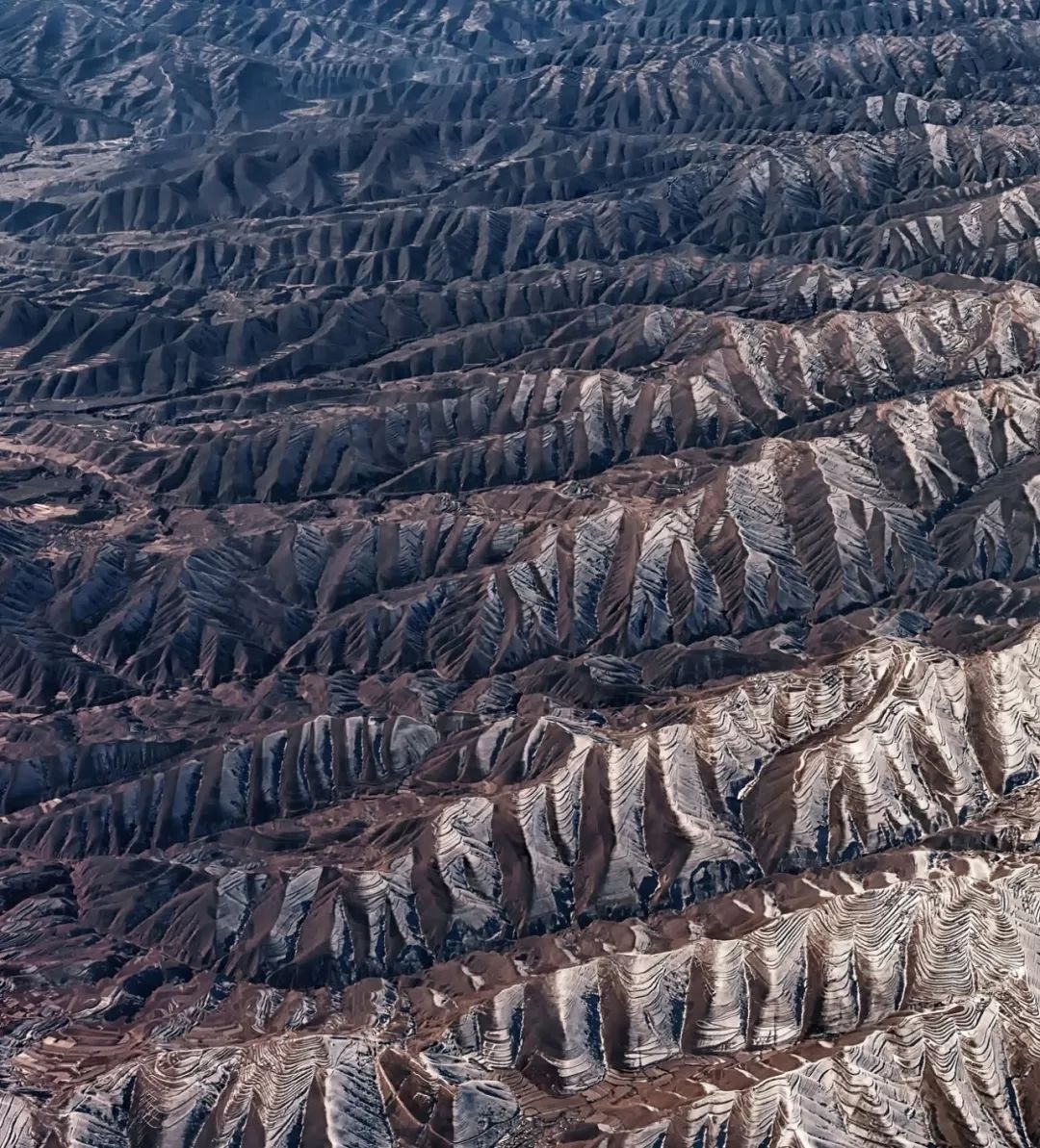 ▼(甘肃皋兰县黄土地貌,摄影师@何旭龙)变得千沟万壑,支离破碎42万